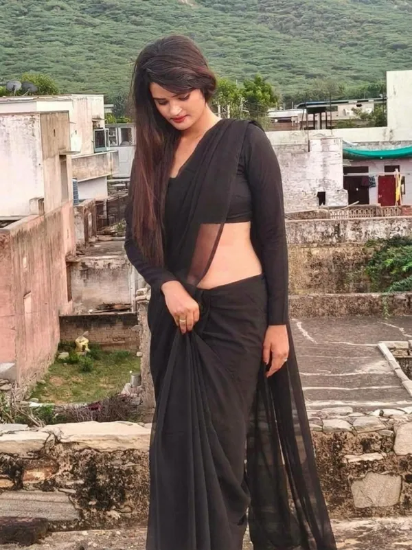 Plain_Georgette_Saree_With_Unstitched_Blouse_Piece