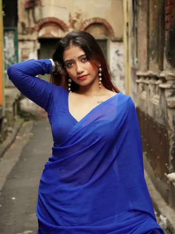 Plain_Georgette_Saree_With_Unstitched_Blouse_Piece