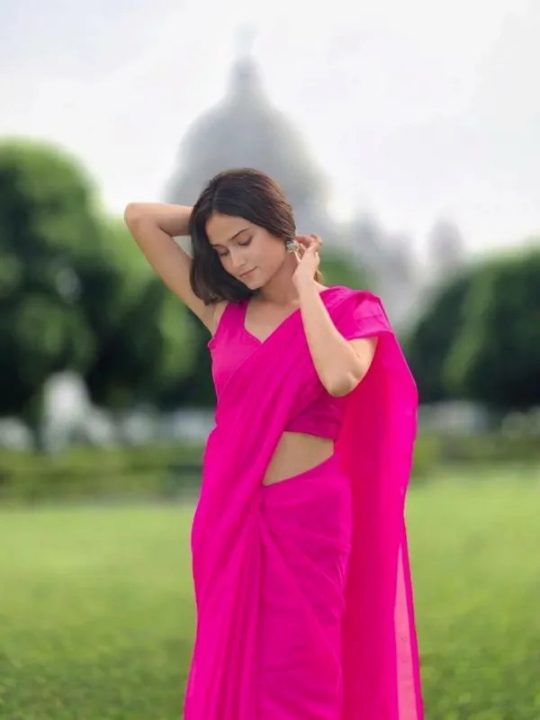 Plain_Georgette_Saree_With_Unstitched_Blouse_Piece