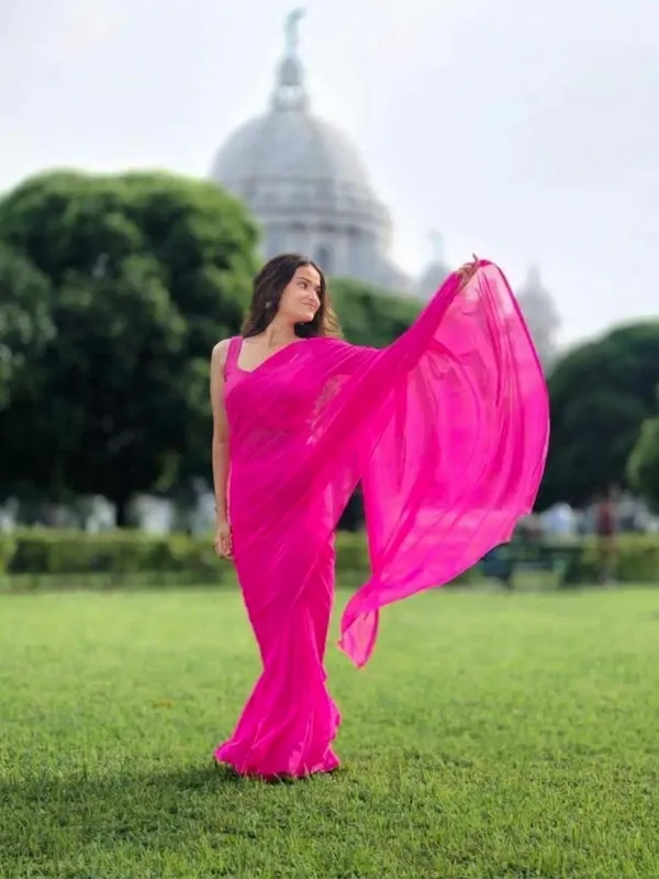 Plain_Georgette_Saree_With_Unstitched_Blouse_Piece