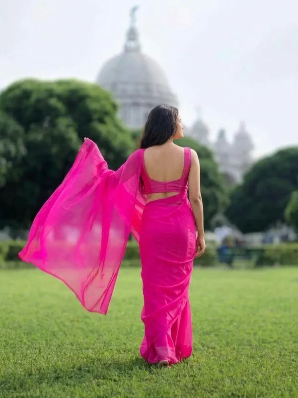 Plain_Georgette_Saree_With_Unstitched_Blouse_Piece