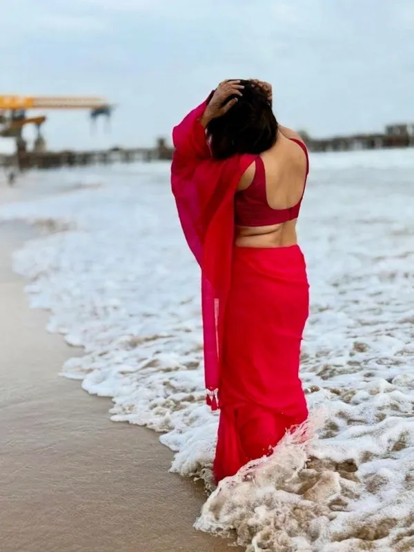 Plain_Georgette_Saree_With_Unstitched_Blouse_Piece