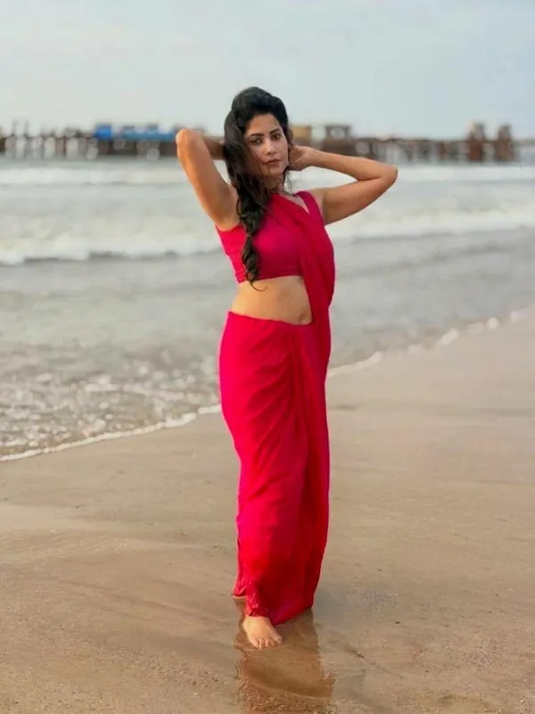 Plain_Georgette_Saree_With_Unstitched_Blouse_Piece