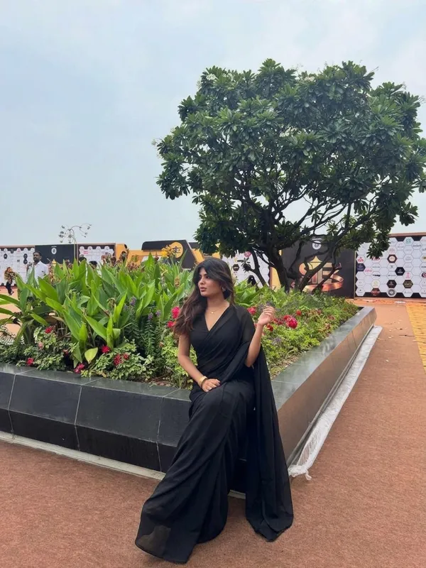 Plain_Georgette_Saree_With_Unstitched_Blouse_Piece