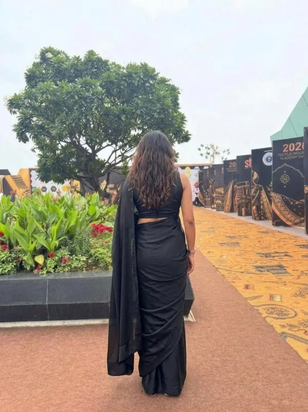 Plain_Georgette_Saree_With_Unstitched_Blouse_Piece