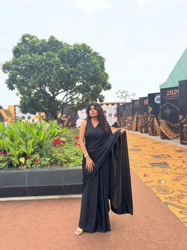 Plain_Georgette_Saree_With_Unstitched_Blouse_Piece