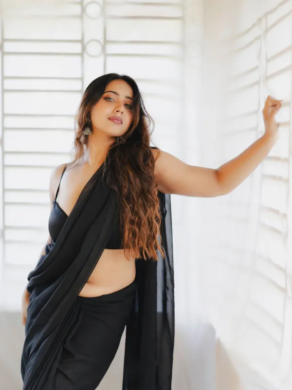 Plain_Georgette_Saree_With_Unstitched_Blouse_Piece