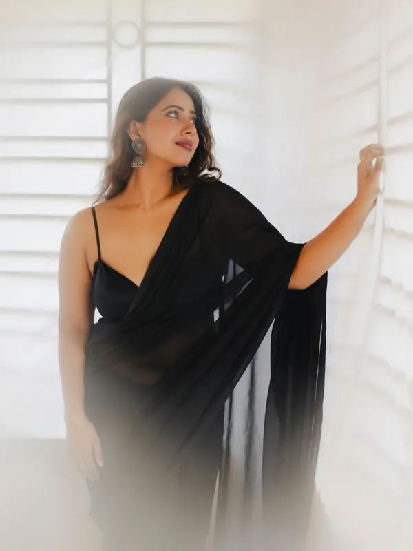 Plain_Georgette_Saree_With_Unstitched_Blouse_Piece