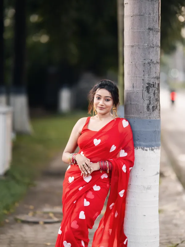 Elegant_Heart_Shape_Georgette_Saree_With_Unstitched_Blouse_Piece