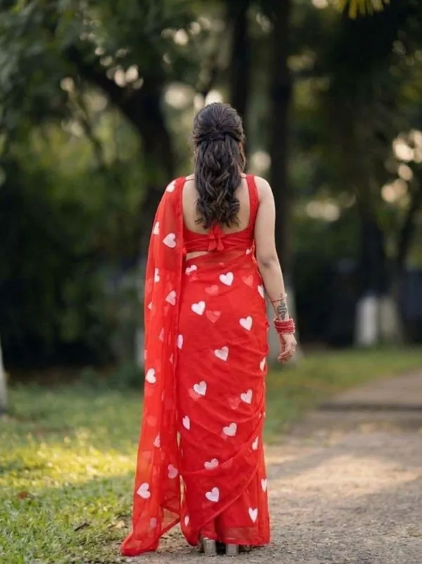 Elegant_Heart_Shape_Georgette_Saree_With_Unstitched_Blouse_Piece