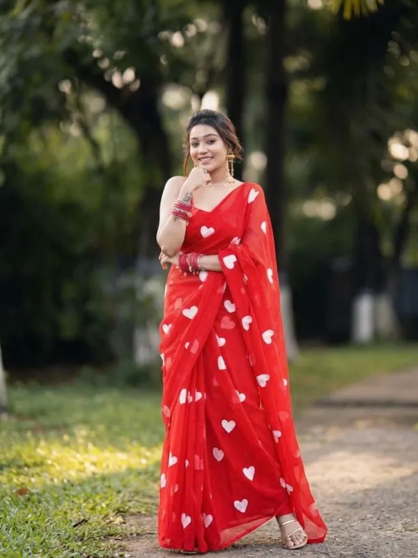 Elegant_Heart_Shape_Georgette_Saree_With_Unstitched_Blouse_Piece