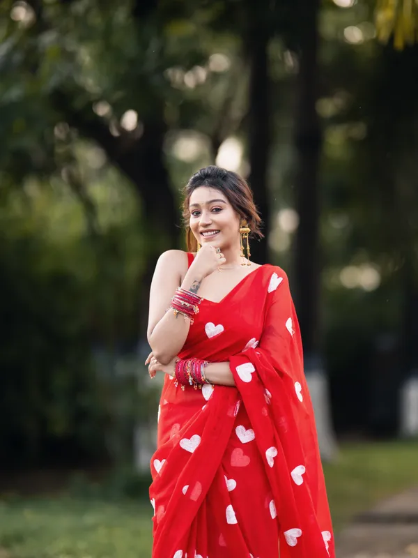 Elegant_Heart_Shape_Georgette_Saree_With_Unstitched_Blouse_Piece
