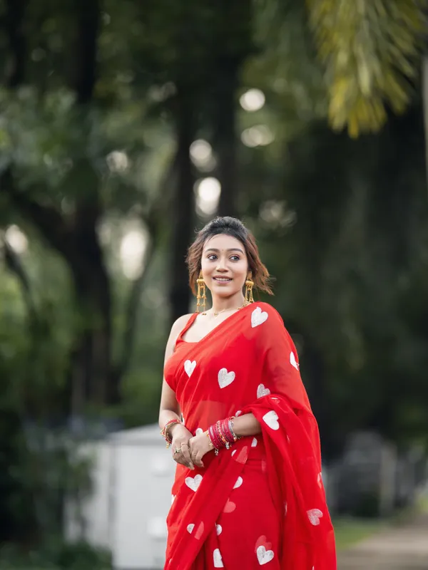 Elegant_Heart_Shape_Georgette_Saree_With_Unstitched_Blouse_Piece