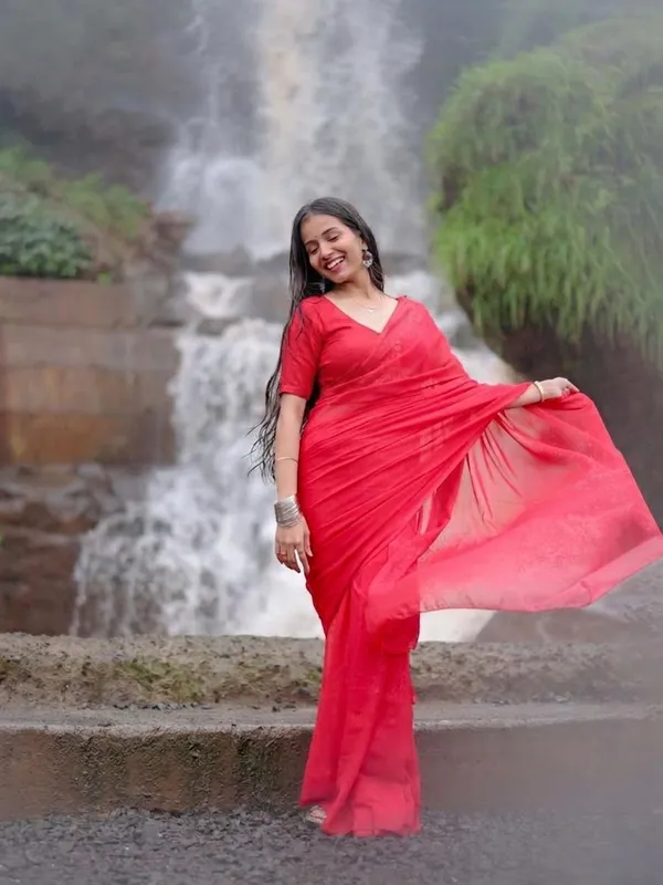 Plain_Dyed_Daily_Wear_Georgette_Saree_With_Unstitched_Blouse_Piece