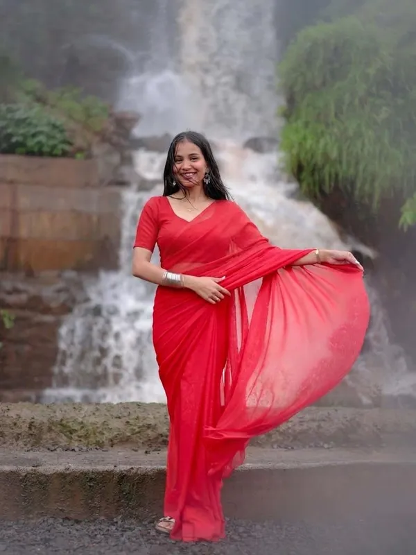 Plain_Dyed_Daily_Wear_Georgette_Saree_With_Unstitched_Blouse_Piece