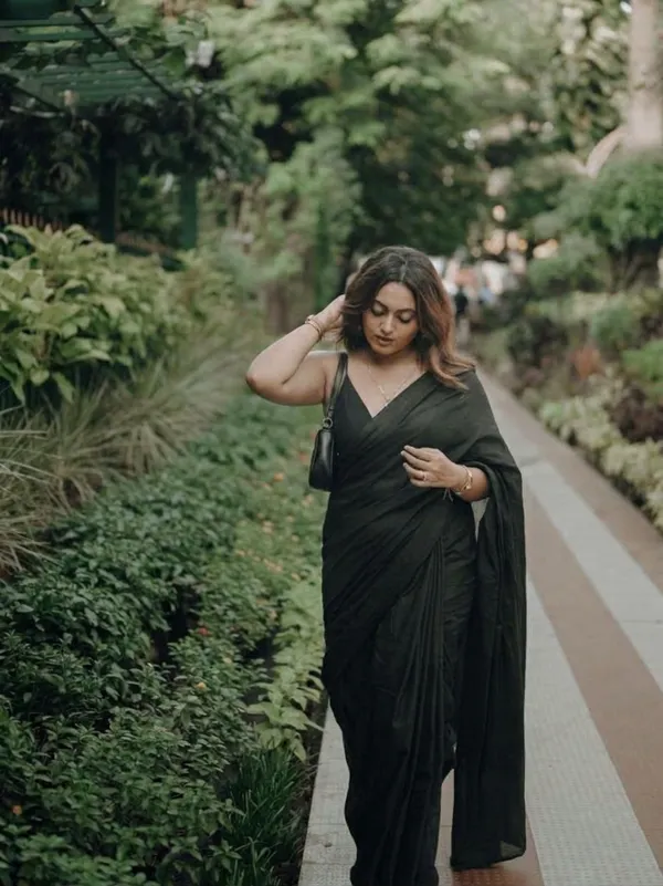 Plain_Georgette_Saree_With_Unstitched_Blouse_Piece