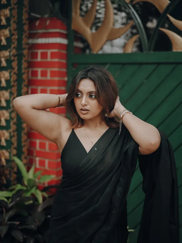 Plain_Georgette_Saree_With_Unstitched_Blouse_Piece