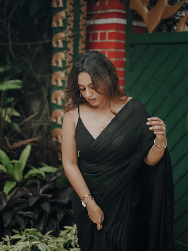 Plain_Georgette_Saree_With_Unstitched_Blouse_Piece