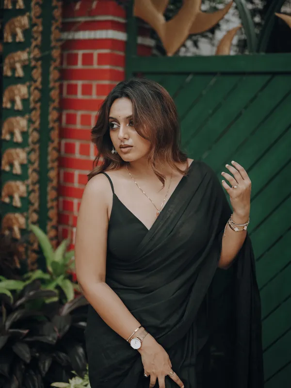 Plain_Georgette_Saree_With_Unstitched_Blouse_Piece