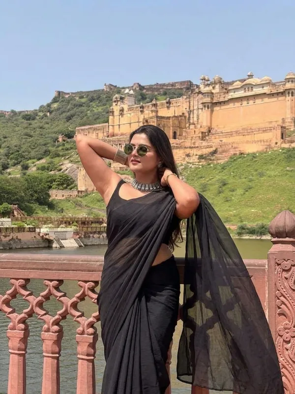 Plain_Dyed_Daily_Wear_Georgette_Saree_With_Unstitched_Blouse_Piece