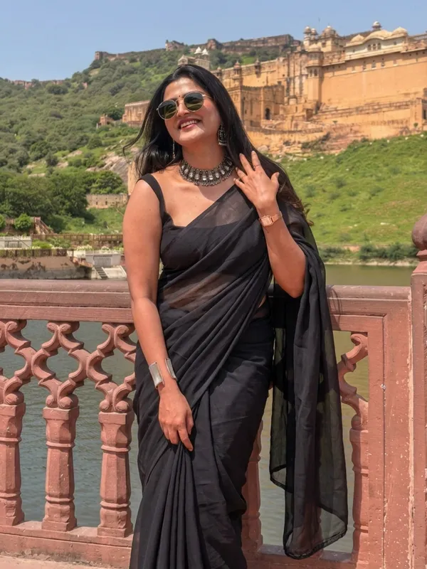 Plain_Dyed_Daily_Wear_Georgette_Saree_With_Unstitched_Blouse_Piece