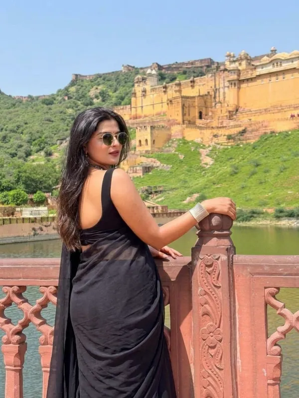 Plain_Dyed_Daily_Wear_Georgette_Saree_With_Unstitched_Blouse_Piece