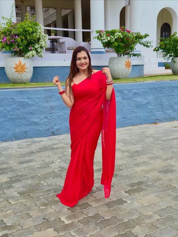 Plain_Georgette_Saree_With_Unstitched_Blouse_Piece