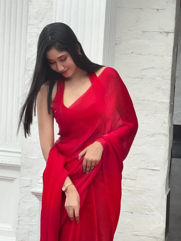 Plain_Georgette_Saree_With_Unstitched_Blouse_Piece