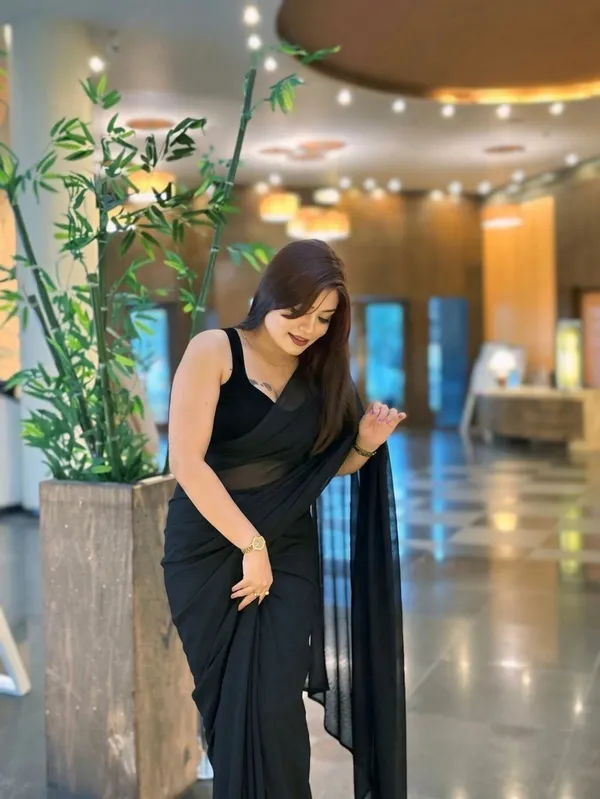 Plain_Dyed_Daily_Wear_Georgette_Saree_With_Unstitched_Blouse_Piece