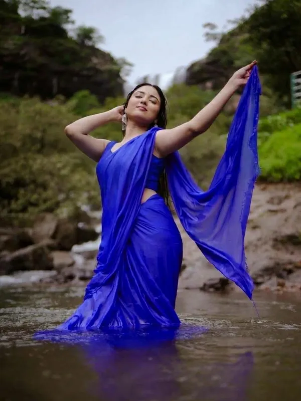 Plain_Georgette_Saree_With_Unstitched_Blouse_Piece