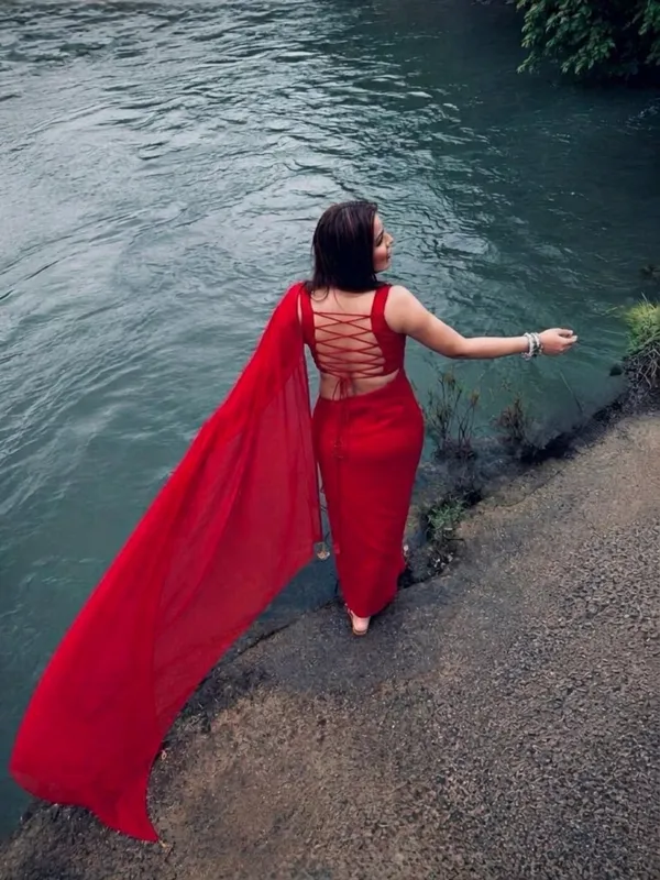 Plain_Dyed_Daily_Wear_Georgette_Saree_With_Unstitched_Blouse_Piece