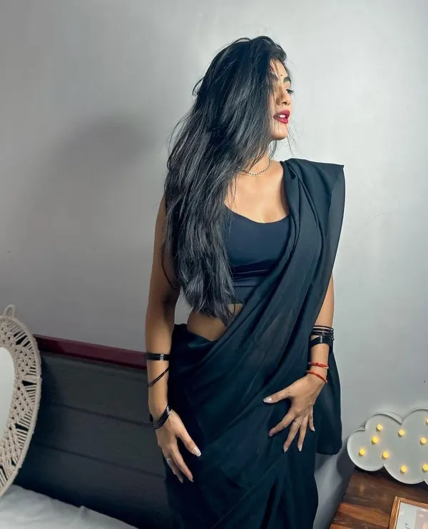 Elegant_Solid_Chiffon_Plain_Dyed_Saree_With_Unstitched_Blouse_Piece