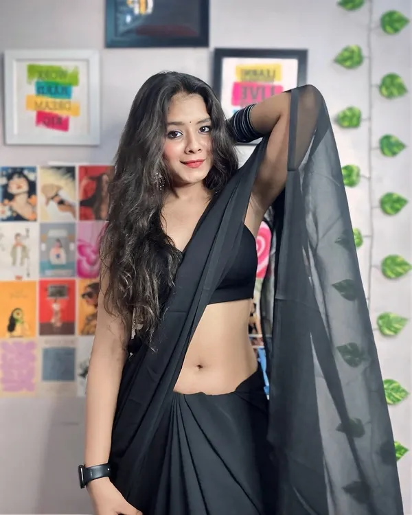Elegant_Solid_Chiffon_Plain_Dyed_Saree_With_Unstitched_Blouse_Piece