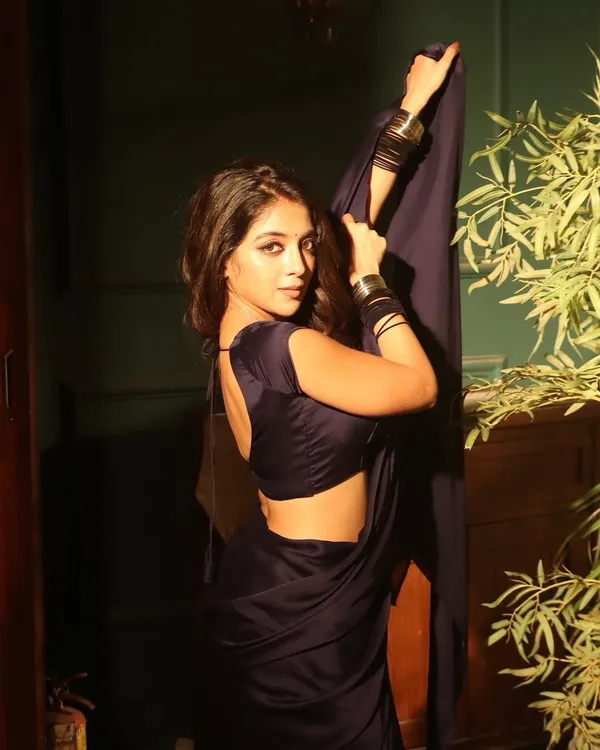 Elegant_Solid_Chiffon_Plain_Dyed_Saree_With_Unstitched_Blouse_Piece