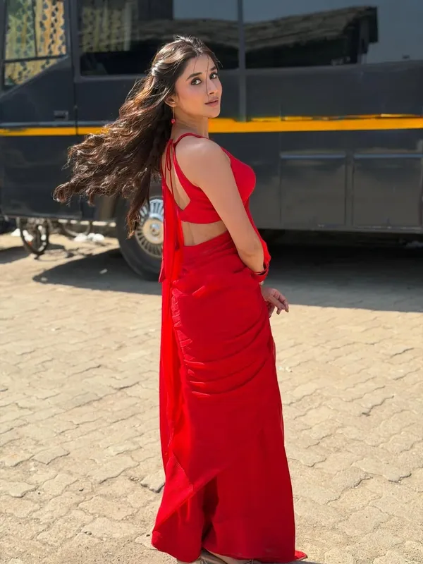 Plain_Dyed_Daily_Wear_Georgette_Saree_With_Unstitched_Blouse_Piece