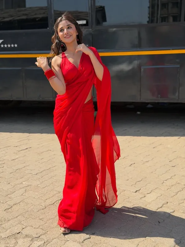 Plain_Dyed_Daily_Wear_Georgette_Saree_With_Unstitched_Blouse_Piece
