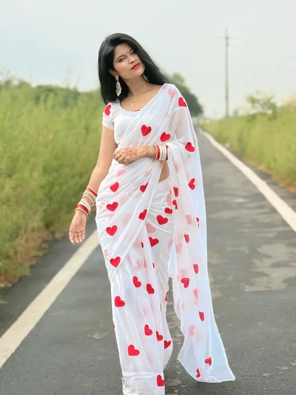 Georgette_embroidered_chiffon_saree_with_blouse_piece