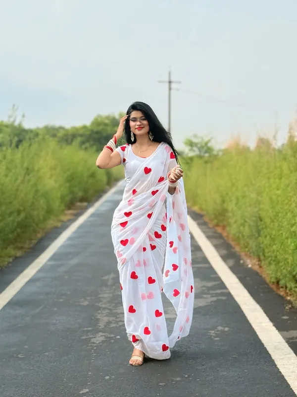 Georgette_embroidered_chiffon_saree_with_blouse_piece
