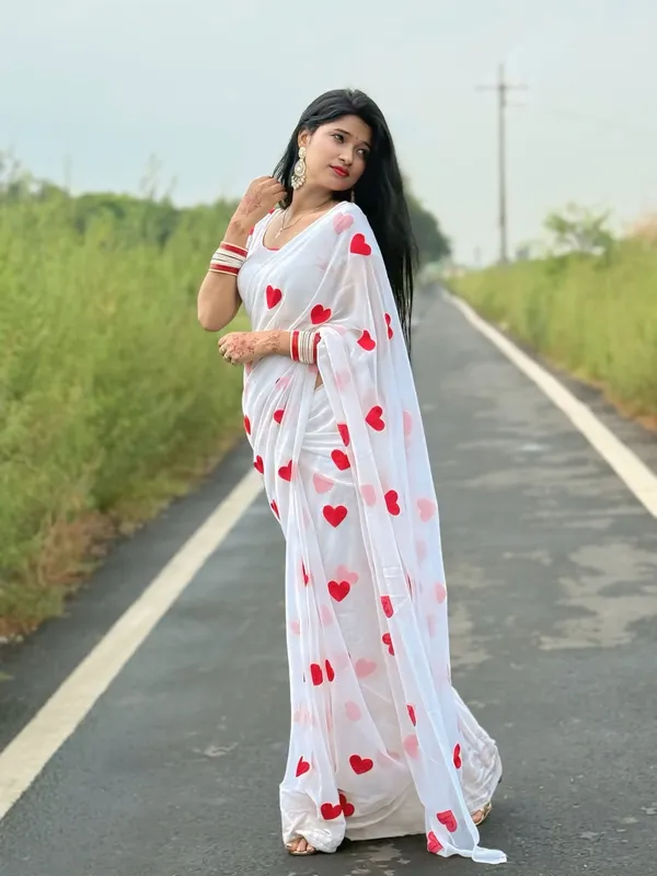 Georgette_embroidered_chiffon_saree_with_blouse_piece