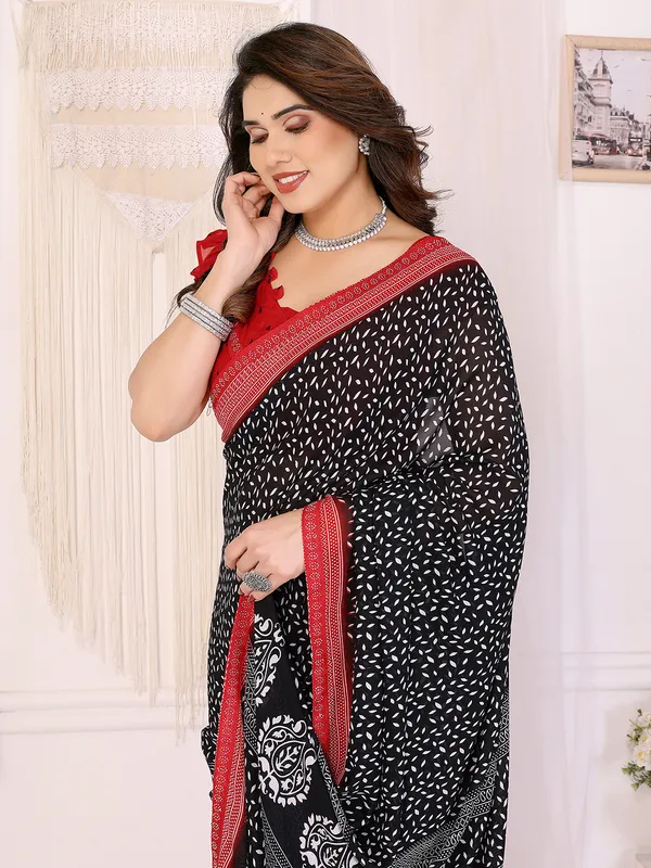 Georgette_Diamond_lace_Border_Saree_With_Unstitched_Blouse_Piece