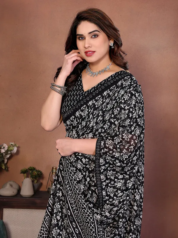 Printed_Lace_Border_Saree_With_UnStitched_Blouse_Piece_(BLACK)
