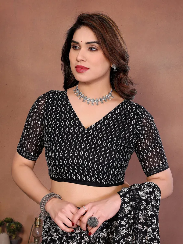 Printed_Lace_Border_Saree_With_UnStitched_Blouse_Piece_(BLACK)