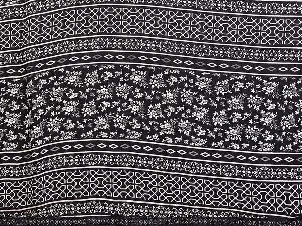 Printed_Lace_Border_Saree_With_UnStitched_Blouse_Piece_(BLACK)