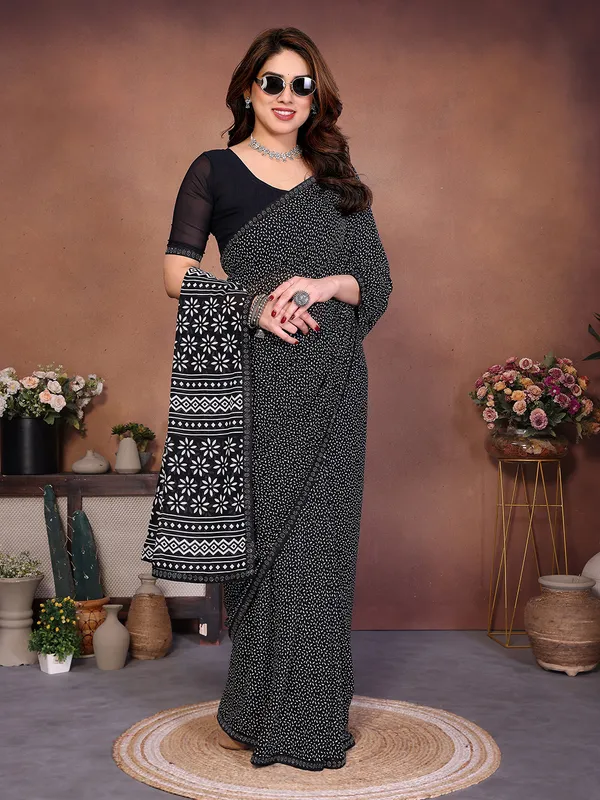 Printed_Lace_Border_Saree_With_UnStitched_Blouse_Piece_(BLACK)