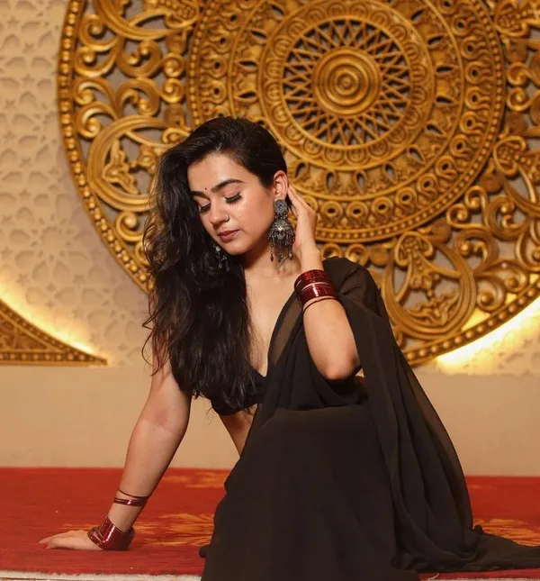 Elegant_Solid_Chiffon_Plain_Dyed_Saree_With_Unstitched_Blouse_Piece