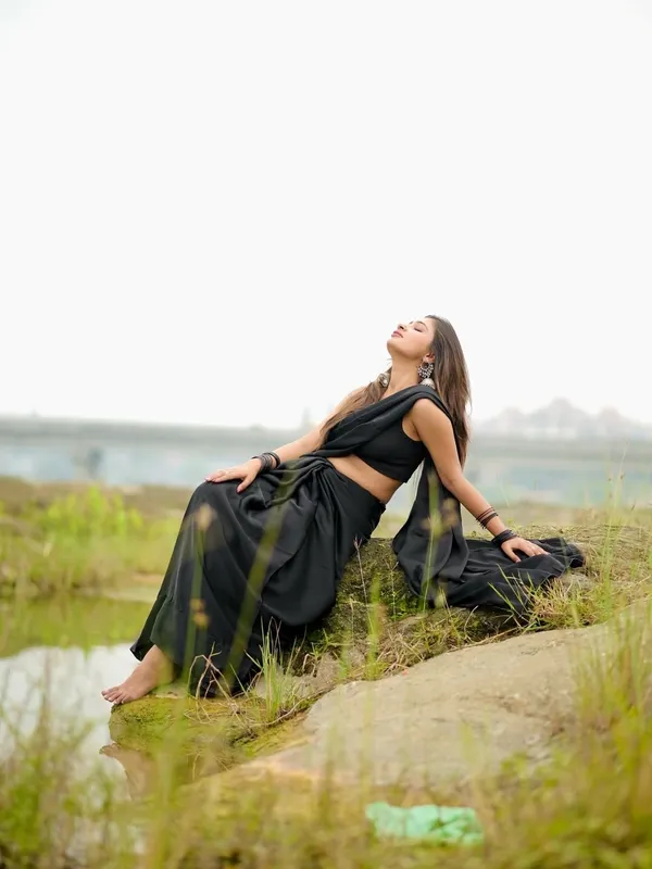 Elegant_Solid_Chiffon_Plain_Dyed_Saree_With_Unstitched_Blouse_Piece
