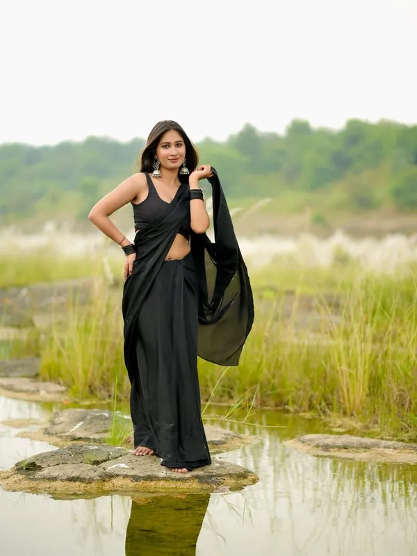 Elegant_Solid_Chiffon_Plain_Dyed_Saree_With_Unstitched_Blouse_Piece