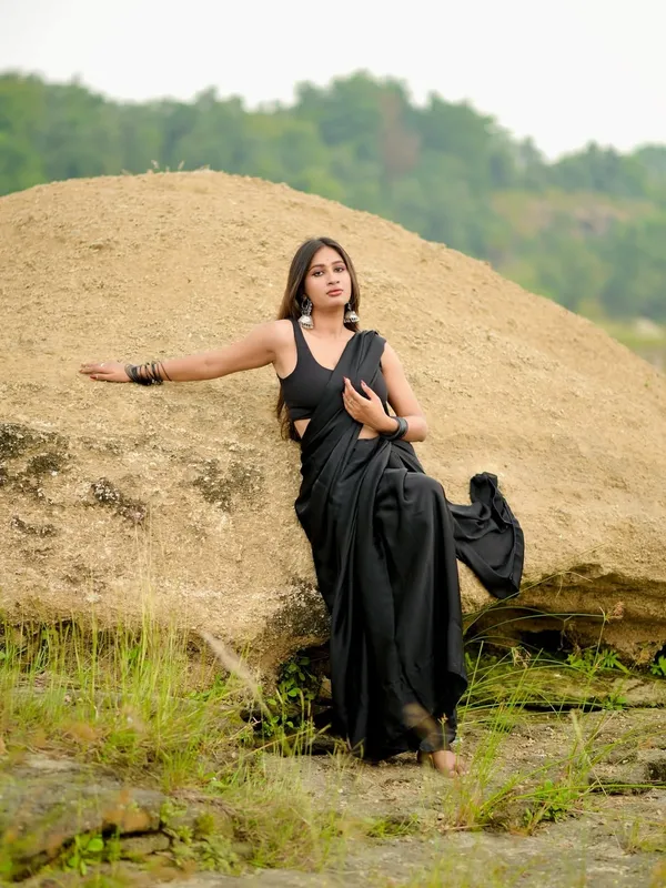 Elegant_Solid_Chiffon_Plain_Dyed_Saree_With_Unstitched_Blouse_Piece
