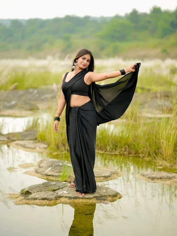 Elegant_Solid_Chiffon_Plain_Dyed_Saree_With_Unstitched_Blouse_Piece