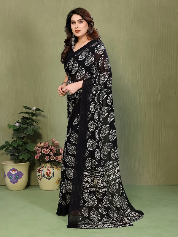 Printed_Georgette_Saree_With_UnStitched_Blouse_Piece_(BLACK)